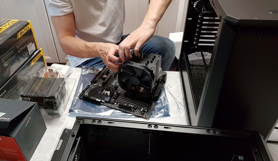 SilentiumPC Fortis 3 HE1425 v2 prosessorijäähdytin menossa paikalleen